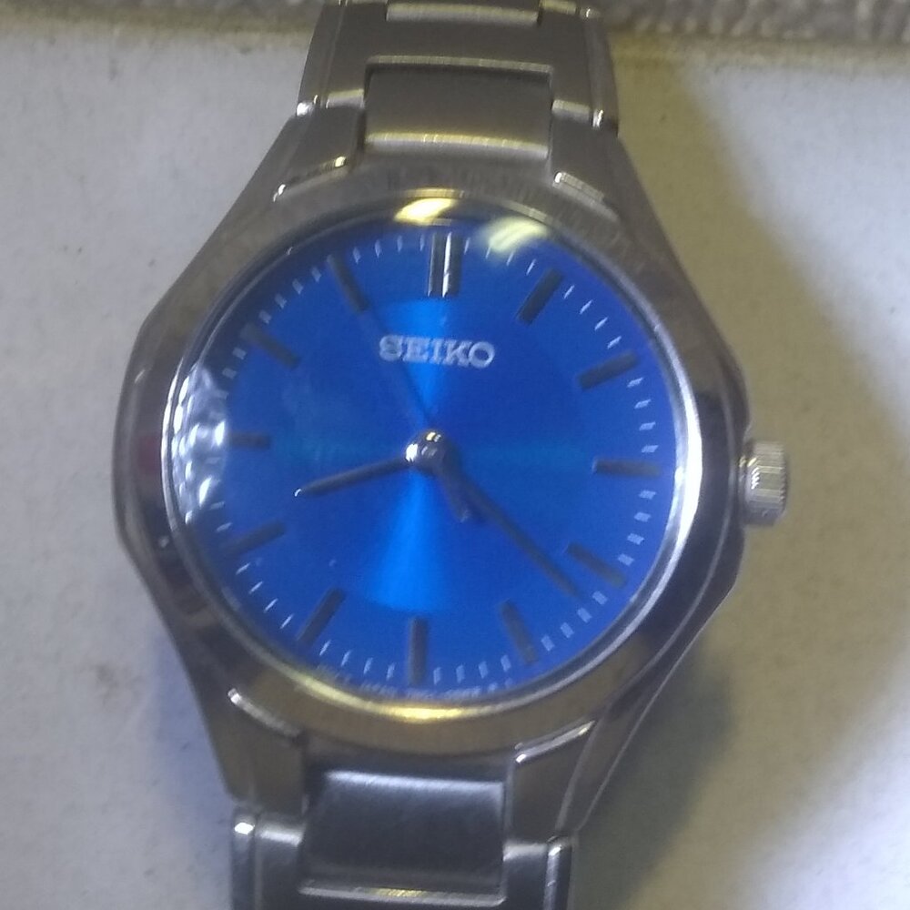 Seiko Quartz Watch Women 7N01-0ER0 Dark Blue Dial Silver Bracelet New Bat Great